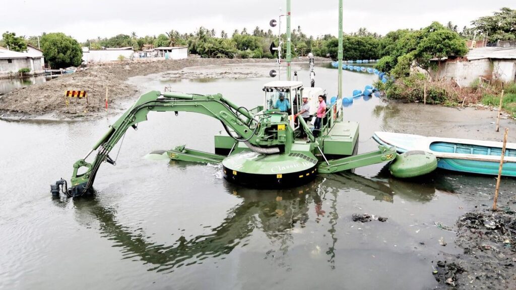 Deepening and Cleaning an urban lagoon by suction dredging