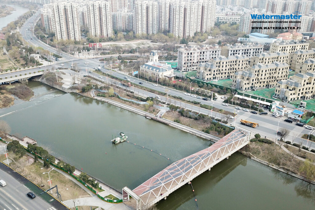 Watermaster cleaning and developing urban waterbodies in China. Watermaster nettoie et développe les plans d’eau urbains en Chine