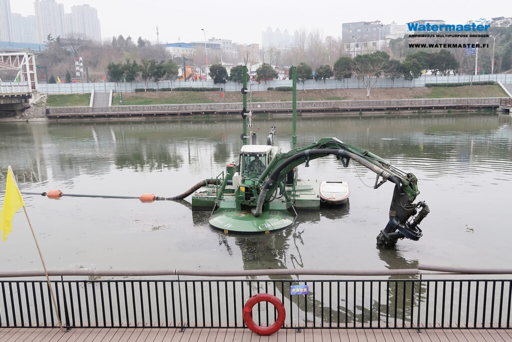 Watermaster cleans an urban river to restore its ecological condition and increase its water flow in China