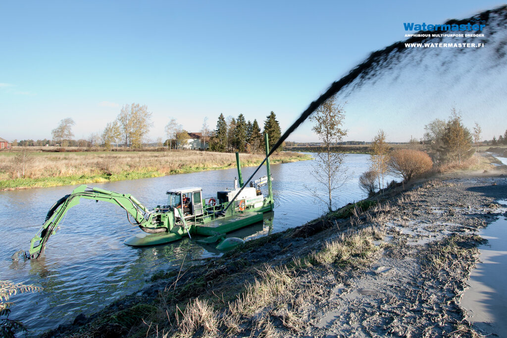 Watermaster dredging a river in Finland. Watermaster draguant une rivière en Finlande